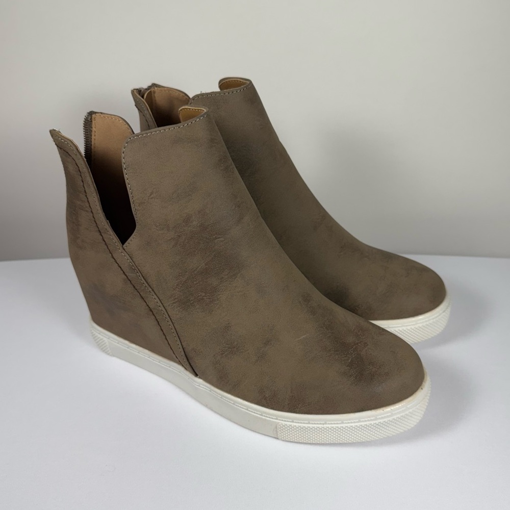 NIB VOLATILE Women’s Central Slip on Wedge Ankle Bootie Taupe Size 9